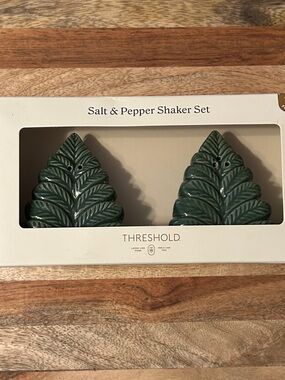 Threshold Green Ceramic Leaf Salt & Pepper Shaker Set new